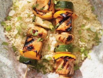 Brochettes de tofu au miel et au sésame grillé
