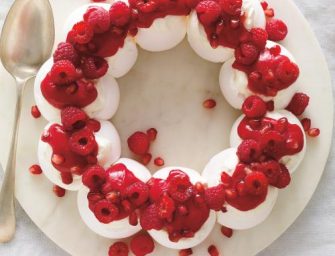 Couronne de pavlova aux fruits rouges
