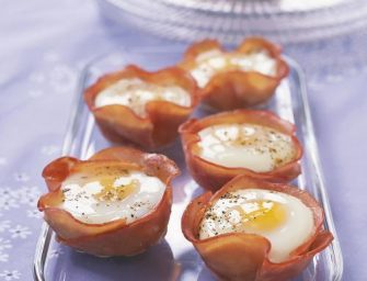 Oeufs en coupelles de jambon et salade de roquette