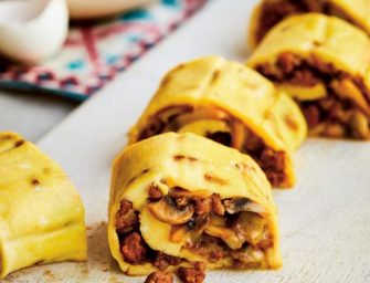 Omelette roulée aux champignons et à la saucisse