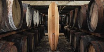 Une planche de surf fabriquée à partir de barils de whisky écossais