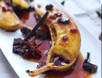 Les bananes cuites au caramel épicé et au rhum brun