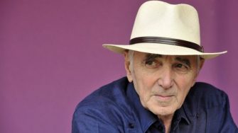 Charles Aznavour s’est éteint, sa voix résonne pour toujours