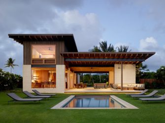 Cette belle maison à Hawaii a été conçue pour apprécier la vie à l’intérieur et à l’extérieur en bord de mer.