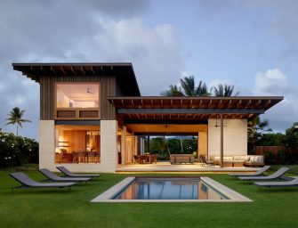 Cette belle maison à Hawaii a été conçue pour apprécier la vie à l&rsquo;intérieur et à l&rsquo;extérieur en bord de mer.