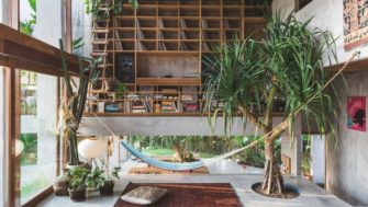Patisandhika et Daniel Mitchell réalisent  » Brutalist Tropical Home » à Bali