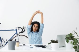 En forme au travail : 20 exercices à faire à votre bureau