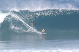 Ce gamin de 14 ans surfe Pipeline comme s’il y était né !