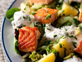 La salade de saumon, pommes de terre et concombres marinés
