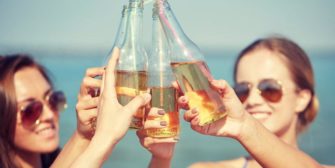 Voici ce qui arrive à votre corps quand vous buvez de l’alcool en plein soleil