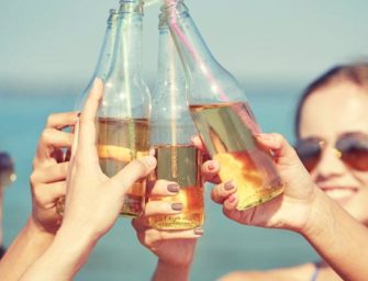 Voici ce qui arrive à votre corps quand vous buvez de l&rsquo;alcool en plein soleil
