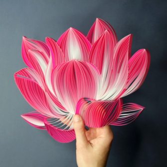 Les fleurs en papier éclatantes de couleurs et de caractère par JUDiTH + ROLFE