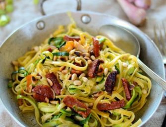 Spaguetti au chorizo, courgette et pignon