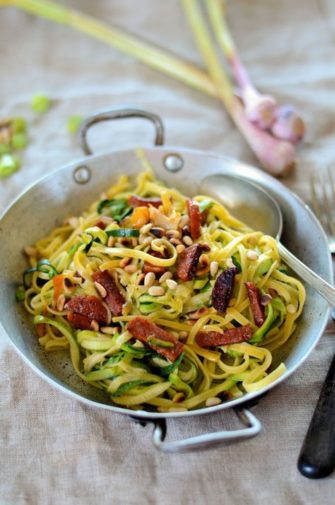 Spaguetti au chorizo, courgette et pignon