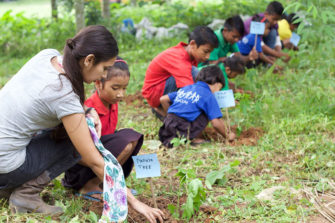 Les étudiants des Philippines plantent des arbres pour obtenir leur diplôme