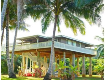 Une maison au bord du ruisseau à Moloaa Beach à Hawaii