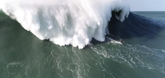 La fameuse vague de Tom Butler filmée par un drone