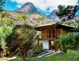 Une maison à étage en bois entre rivière et montagne au Brésil