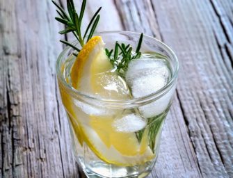 white and lime, vin blanc très sec au citron, cannelle et sucre.