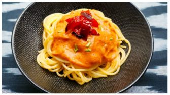 Les spaghettis sauce poivron rouge et lait de coco par Le Chameau Bleu