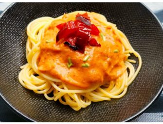 Les spaghettis sauce poivron rouge et lait de coco par Le Chameau Bleu