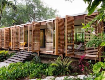 Des persiennes en bois s&rsquo;ouvrent pour dévoiler une maison signée Brillhart Architecture