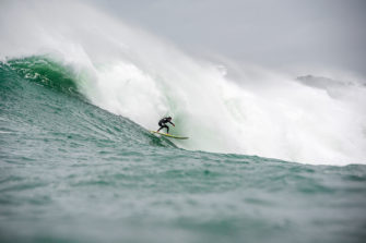Typhon Habigis : les surfeurs japonais se jettent à l’eau