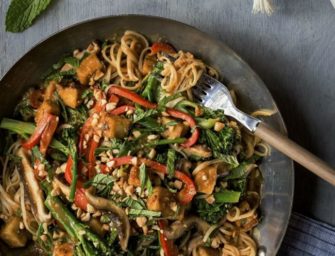 Les nouilles sautées aux légumes et au tofu