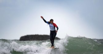 La surfeuse française Justine Dupont bat le record du monde avec une gigantesque vague à Nazare