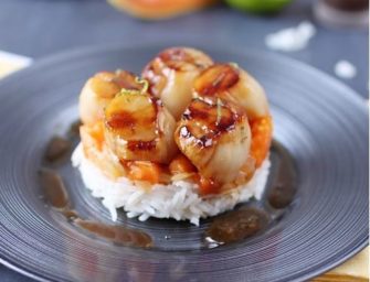 Noix De Saint-Jacques Marinées sur un Lit de Papaye