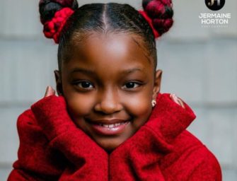 Une séance photo glamour pour une jeune fille qui a été exclue de la photo de classe par son école