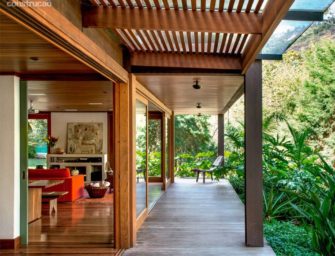 Une maison brésilienne entre montagne et rivière