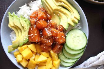Poke bowl au saumon teriyaki et à la mangue