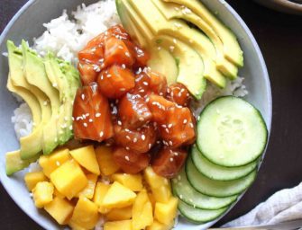Poke bowl au saumon teriyaki et à la mangue