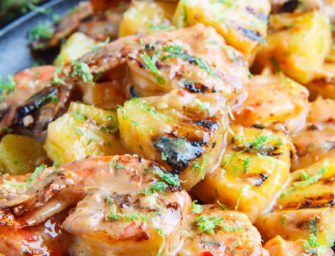 Les brochettes de crevrettes à l&rsquo;ananas, au coco et à la sauce piquante