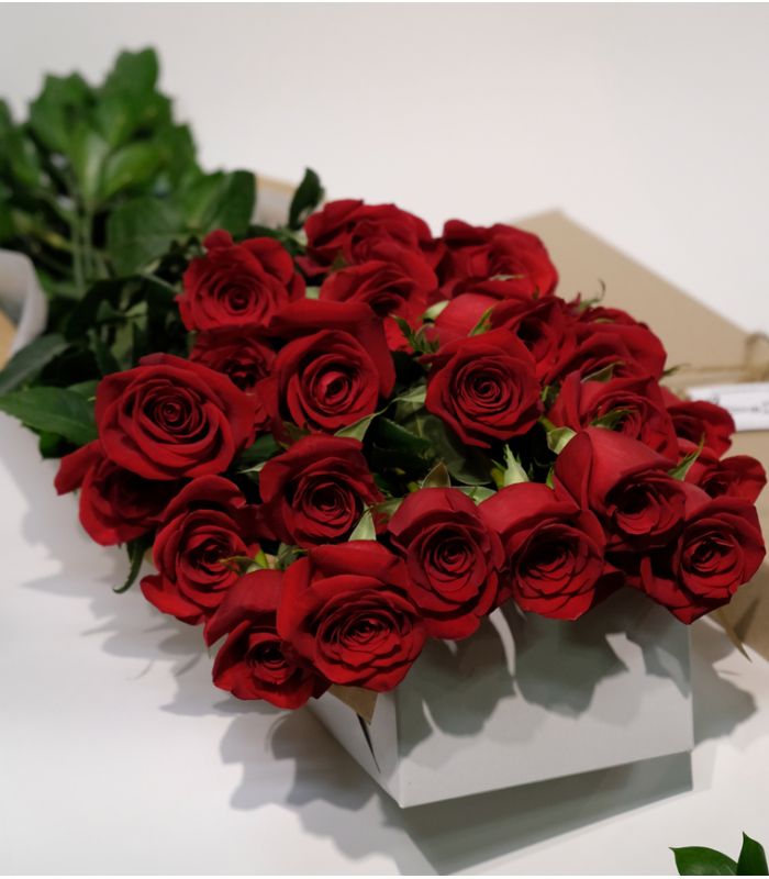 bouquet-saint-valentin-12-roses-rouges-courtes