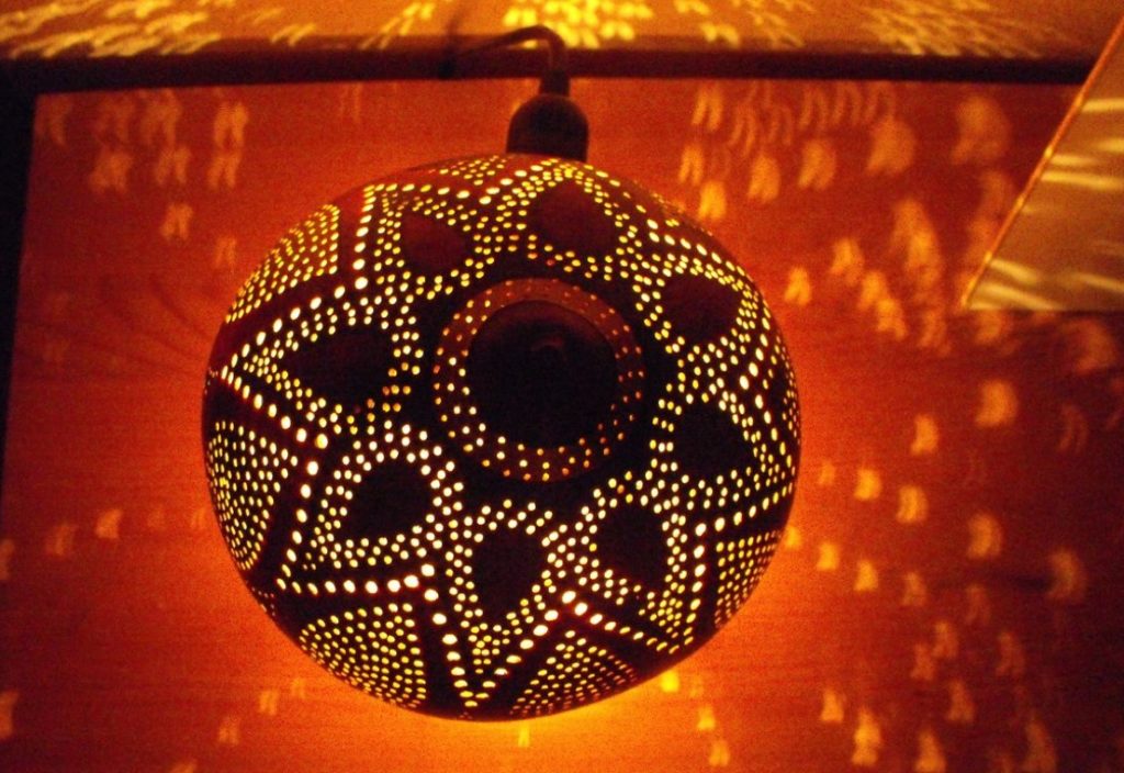 Lampe en Noix de Coco Naturelle - Fait Main à Bali – Torsade Chocolat Enveloppante