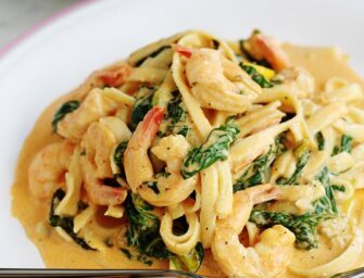 Les pâtes à la crème, aux crevettes et aux épinards