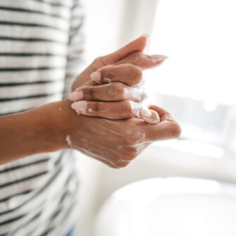 Comment soigner vos mains sèches et craquelées par les lavages fréquents ?