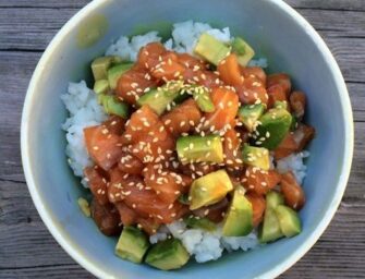 Poké bowl au saumon cru et avocat