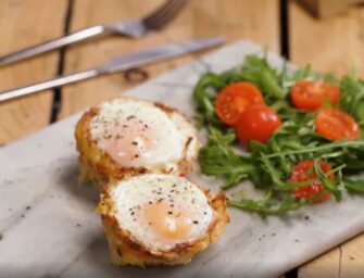 Oeuf cocotte sur un nid de pomme de terre