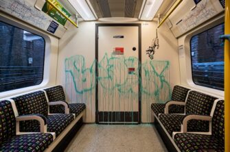 Banksy réalise de nouvelles œuvres d’art liées aux coronavirus dans le métro de Londres
