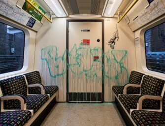 Banksy réalise de nouvelles œuvres d’art liées aux coronavirus dans le métro de Londres