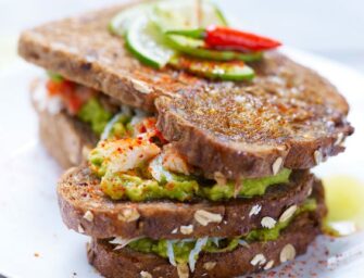 Sandwich avocat-crabe multicolore