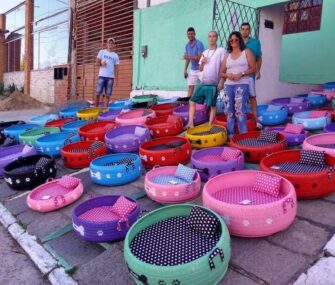 Un jeune brésilien recycle des pneus usagés en panières pour chiens et chats