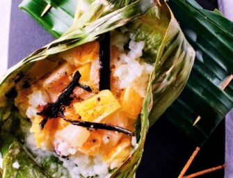 Riz au lait de coco et fruits en feuille de bananier