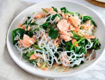 Les nouilles shirataki au saumon et épinards