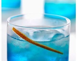 Cocktail Blue Hawaiian au rhum et curaçao