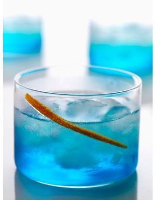 Cocktail Blue Hawaiian au rhum et curaçao
