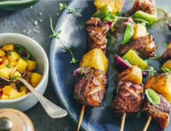 Brochettes de magret de canard à l’ananas et sa salsa de mangue